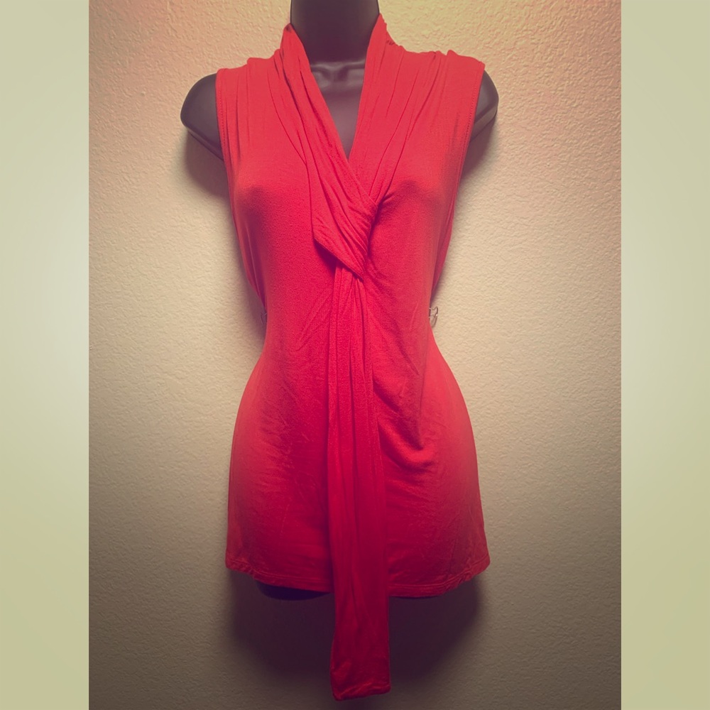 Red sleeveless top 🌹